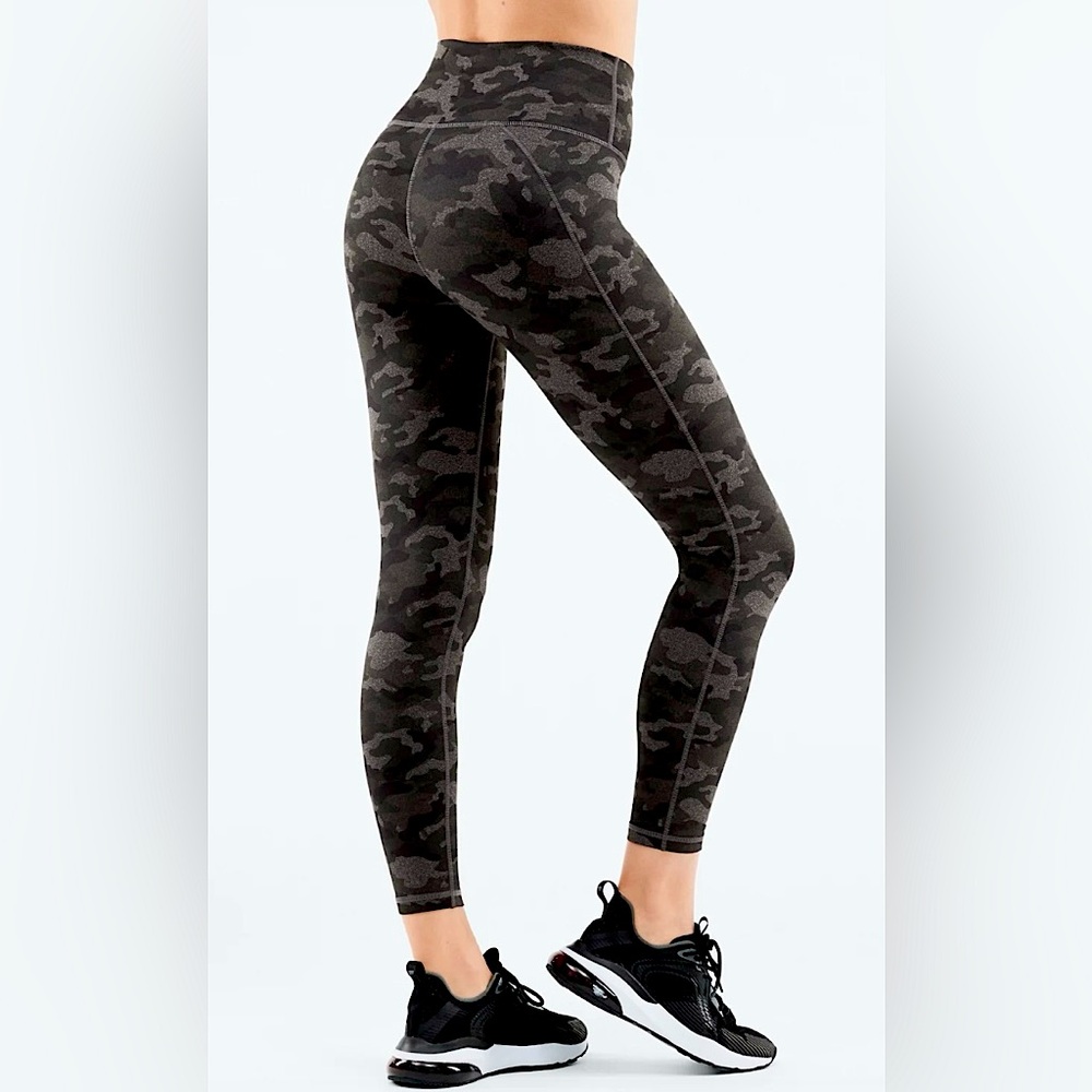 Fabletics Powerhold Gray & Dark Green Camouflage Leggings Women’s Size XS NWT
